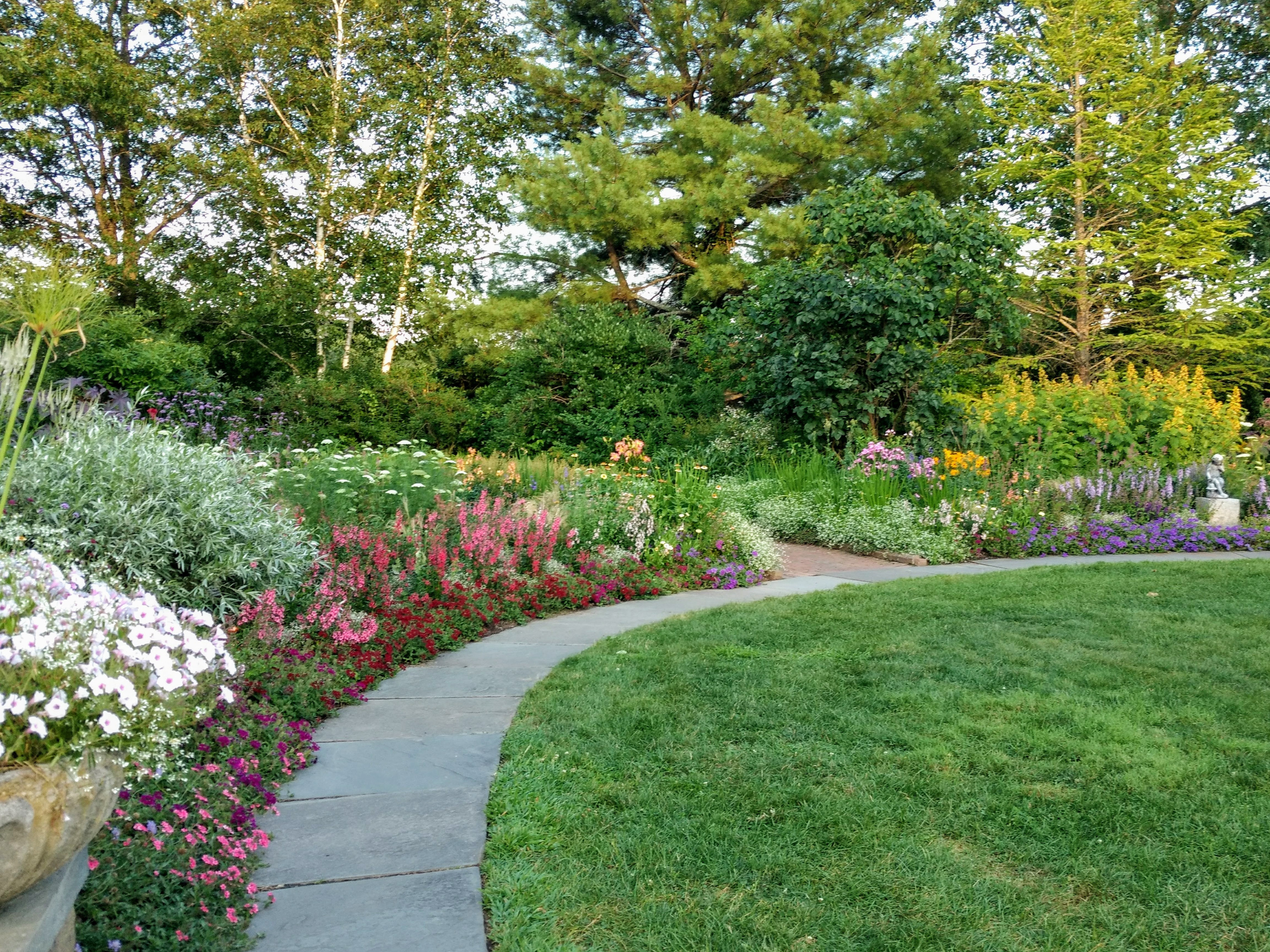 Благоустройство участка частного дома в Орехово-Зуево и Московской области